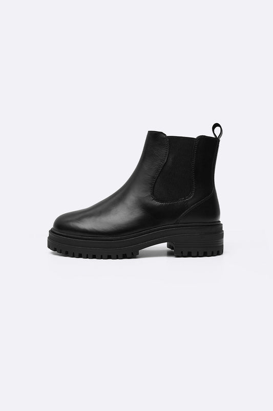 LEATHER CHELSEA BOOTS